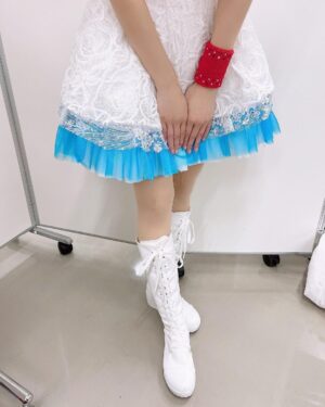 Yoko Hikasa Instagram - 🌟
アニサマ最終日、
RO-KYU-BU!再結成でした！

サプライズ＆トップバッターという
緊張も勿論あったけれど
それ以上に大好きで大切な
かな、ゆか、りな、ゆい、
尽力してくれたスタッフ、
駆けつけてくれたスタッフ、
そして、応援してくれる皆に
笑顔になってもらいたい、
喜んでもらいたい、
そんな気持ちが溢れて
精一杯歌い踊れました！

夢を叶えてくれてありがとう。
奇跡を一緒に起こしてくれてありがとう。

三つ編み＆眼鏡もしました笑
あああ....😇
令和風にめちゃ可愛くアレンジ
してくれたメイクさんにも
ビブスアレンジ衣装を作ってくれた
スタイリストの皆さんにも感謝です🥲

話題に出して下さったローランドさん、
そして
素敵な場を用意してくれたアニサマさん
本当にありがとうございました！

全ての奇跡みたいな
偶然が重ならなければ
こんなに素敵なステージには
ならなかったし、
こんなに胸がいっぱいにも
ならなかったと思うの。
楽しくて楽しくて
ステージからはけたくなかった。
まだ皆と一緒にいたかった！
今はほんの少しだけ寂しいけど
皆が楽しかったって
そう思ってくれたら
私はこれから先もずっと幸せ！

RO-KYU-BU!さいこーー！！！
ラブ！！！！！！！

#アニサマ
#サプライズ 
#ロウきゅーぶ 
#RO-KYU-BU
#花澤香菜
#井口裕香
#日高里菜
#小倉唯
#日笠陽子
#眼鏡
#みつあみ 
#膝
#曲がってただろお