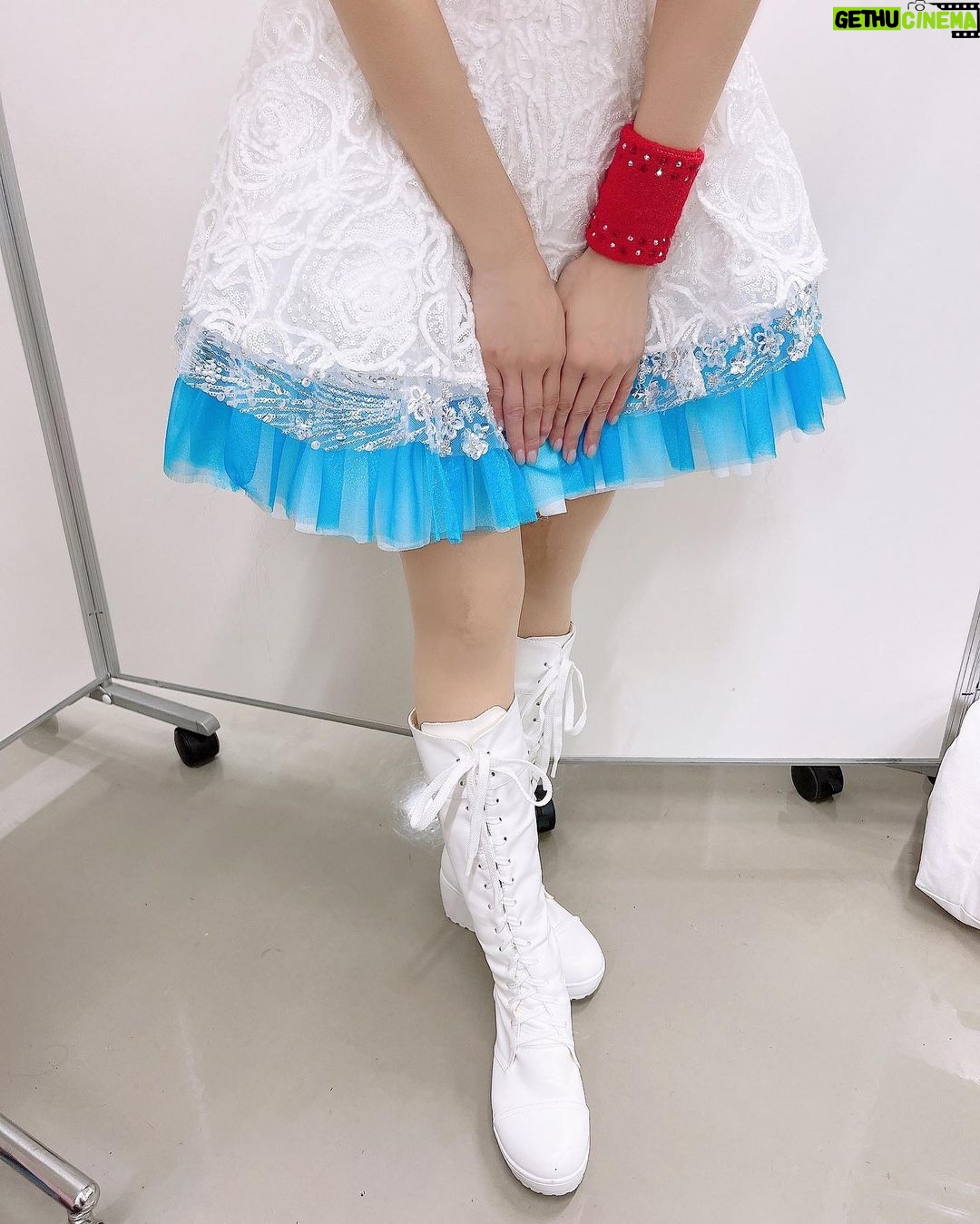 Yoko Hikasa - 8.8K Likes - 🌟
アニサマ最終日、
RO-KYU-BU!再結成でした!
サプライズ&トップバッターという
緊張も勿論あったけれど
それ以上に大好きで大切な
かな、ゆか、りな、ゆい、
尽力してくれたスタッフ、
駆けつけてくれたスタッフ、
そして、応援してくれる皆に
笑顔になってもらいたい、
喜んでもらいたい、
そんな気持ちが溢れて
精一杯歌い踊れました!
夢を叶えてくれてありがとう。
奇跡を一緒に起こしてくれてありがとう。
三つ編み&眼鏡もしました笑
あああ....😇
令和風にめちゃ可愛くアレンジ
してくれたメイクさんにも
ビブスアレンジ衣装を作ってくれた
スタイリストの皆さんにも感謝です🥲
話題に出して下さったローランドさん、
そして
素敵な場を用意してくれたアニサマさん
本当にありがとうございました!
全ての奇跡みたいな
偶然が重ならなければ
こんなに素敵なステージには
ならなかったし、
こんなに胸がいっぱいにも
ならなかったと思うの。
楽しくて楽しくて
ステージからはけたくなかった。
まだ皆と一緒にいたかった!
今はほんの少しだけ寂しいけど
皆が楽しかったって
そう思ってくれたら
私はこれから先もずっと幸せ!
RO-KYU-BU!さいこーー!!!
ラブ!!!!!!!
#アニサマ
#サプライズ
#ロウきゅーぶ
#RO-KYU-BU
#花澤香菜
#井口裕香
#日高里菜
#小倉唯
#日笠陽子
#眼鏡
#みつあみ
#膝
#曲がってただろお