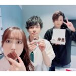 Yoko Hikasa Instagram - 🦆 10月放送スタートのテレビアニメ 鴨乃橋ロンの禁断推理に 雨宮役で出演します！ 今日は生放送でキャスト発表でした✨ ボイスチェンジャーつけたんだけど 皆すぐに分かったそうで... さすがだ...！！ 他のメンバーが 安座上くんにえにょきに拓！ めっちゃ仲良いのーーー 生放送のまんまの雰囲気で アフレコしてるので テンポ感やにぎにぎにぎ感満載の アニメを早く観てもらいたいな！ 甘党ばっかの現場です。 #鴨乃橋ロンの禁断推理 #鴨ロン #阿座上洋平 #榎木淳弥 #八代拓 #日笠陽子 #カヌレ #ケーキ #お菓子 #ガムシロップ #甘いもの食べ過ぎ