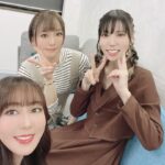 Yoko Hikasa Instagram - 🍫 机のアイスが溶けるほど 2回目の配信終わりました〜！ 観てくれたみんな、 会員パートも観てくれた皆、 ありがとうね〜！！！ 今日のゲストは森永千才！ @morinagachitose 久しぶりの再会なので めちゃくちゃ嬉しいな〜❤️ しーたむ @shiori_izawa0201 の ホットサンドへの熱も めちゃくちゃ面白かったし笑 ほんとに今日はアイスが溶けるの 一瞬！て感じでしたね✨ あいとけは年内はラストということで また来年も宜しくお願いします！ 良いお年を〜✨ #机のアイスが溶けるほど #井澤詩織 #森永千才 #日笠陽子 #あいとけ #ファニーボイス #ホットサンド