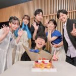 Yoko Hikasa Instagram - 🍟 ラジオでもはたらく魔王さま 配信イベント、 無事？終わりましたね！ 見てくれた皆ありがと😘 だいだいだいだい 大好きなはたまメンバー。 皆が集まるとバカになる、 という謎の理論が証明されて しまった配信になった...。 ああ... 笑える‼︎‼︎‼︎😆😆😆 何話したか本当に記憶がすっ飛んでるけど とにかくめちゃんこ楽しかった！！ 下野さんの爆裂司会ツッコミ、 黒板アートや、 おのゆーきのお誕生日サプライズなど！ 愛にあふれてて幸せ。 またやりたーい！！ 写真いっぱいなので個別のやつは また後日載せますねん🎵 #はたらく魔王さま #逢坂良太 #東山奈央 #小野友樹 #下野紘 #伊藤かな恵 #日笠陽子 #ラジオ #黒板アート #誕生日 #笑いすぎて細胞が疲労 #たぶん千切れてる #終わった後はどうしようかと思ったが #プチ打ち上げで #焼肉食べたら全回復