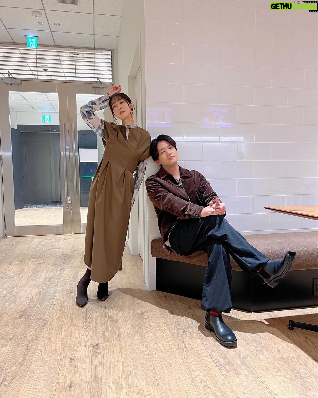 Yoko Hikasa - 9.3K Likes - ⭐️
石川界人MCの番組、
声優と夜あそびWEEKEND
ゲストでお邪魔しました!
観覧に来てくれたお客様方、
遅い時間までありがとねー☺️
無料配信の方では
料理と食べてる映像しか
流れてなかったですよね?笑すまん
生放送で料理は押すよ!危険!と
思いましたが、番組スタッフさんが、
石川さんに手料理を食べさせたいんです!
という熱意に負けて笑、
お家で肉じゃがと
ブロッコリーのポン酢和えと
味噌玉作って行きました〜。
喜んでもらえて良かったです。
番組スタッフさんもとても
かいとの事愛してるんやね〜。
レンチンで作った事なかったので
私が逆に不安だったのですが、
そちらもとても美味しくできました!
お仕事の事やお芝居の事も話せたり
少し真面目な感じになっちゃったけど
真面目な部分と
たのしい部分と
作り食べる所を見せつける部分と
なんか良き塩梅になったのでは。
良い週末でしたーーー!!
アガる週末!だね!
夜あそび、
もう、来ないよ!!!!笑
#石川界人
#日笠陽子
#声優と夜あそび
#weekend
#肉じゃが
#界人が一人でかっこよく写真撮ろうとしてたから
#全力で邪魔するため目の前を走る
#いい写真撮れた
#すごい
#笑顔が悪鬼やん
#私の方が悪鬼やん