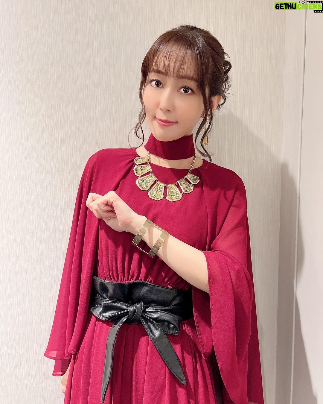 Yoko Hikasa Instagram - 🌸 本日は映画らくだい 魔女フウカと闇の魔女の 舞台挨拶でした! #井上ほの花 ちゃん #田村睦心 #石見舞菜香 ちゃん #小野賢章 #浜名監督 #日笠陽子 の6人での登壇だったよ〜 メイク:福井さん 衣装:南ちゃん @m1nam1_515 メガイラさんはこんな役です〜 って、公式の腕輪の写真 送ったら衣装さん笑ってたわ!笑 腕輪はゴールドで、 お洋服もメガイラさんに 似たものを探してくれました😭 ありがとう〜✨ #らくだい魔女 #フウカと闇の魔女 #舞台挨拶 #初の #夜会巻き #ポップコーン #塩バター #バター多め #うまい #差し入れのお菓子 #うまい #新宿バルト9 #tohoシネマズ