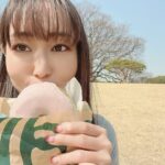 Yoko Hikasa Instagram - 春🌸 お仕事の時間組が #村瀬歩 と一緒だったので 合間の1時間だけど 公園でお散歩してきた🚶‍♂️ さくら抹茶ドーナツ食べた🍩 （446kcal!!!!!笑） 双子の弟アユと 芝生の上でポケッとして 桜とか池眺めてお喋りして。 忙しない毎日だったから こういう何気ない時間が とっても大切だなって。 リフレッシュできた！ アユさんきゅー！ #散歩 #お花見 #スタバ #さくらと抹茶のドーナツ #村瀬歩 #あゆちゃん #双子の弟 #と見せかけて双子の妹！ #アユちゃんいわく俺が兄 #私、妹属性だったの！？