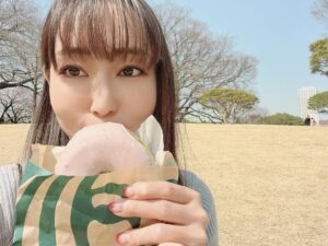 Yoko Hikasa Instagram - 春🌸

お仕事の時間組が
#村瀬歩 と一緒だったので
合間の1時間だけど
公園でお散歩してきた🚶‍♂️

さくら抹茶ドーナツ食べた🍩
（446kcal!!!!!笑）

双子の弟アユと
芝生の上でポケッとして
桜とか池眺めてお喋りして。
忙しない毎日だったから
こういう何気ない時間が
とっても大切だなって。
リフレッシュできた！

アユさんきゅー！

#散歩 
#お花見 
#スタバ 
#さくらと抹茶のドーナツ 
#村瀬歩
#あゆちゃん 
#双子の弟
#と見せかけて双子の妹！
#アユちゃんいわく俺が兄
#私、妹属性だったの！？