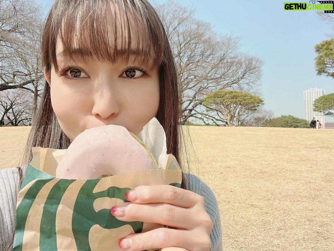 Yoko Hikasa - 7.7K Likes - 春🌸
お仕事の時間組が
#村瀬歩 と一緒だったので
合間の1時間だけど
公園でお散歩してきた🚶♂️
さくら抹茶ドーナツ食べた🍩
(446kcal!!!!!笑)
双子の弟アユと
芝生の上でポケッとして
桜とか池眺めてお喋りして。
忙しない毎日だったから
こういう何気ない時間が
とっても大切だなって。
リフレッシュできた!
アユさんきゅー!
#散歩
#お花見
#スタバ
#さくらと抹茶のドーナツ
#村瀬歩
#あゆちゃん
#双子の弟
#と見せかけて双子の妹!
#アユちゃんいわく俺が兄
#私、妹属性だったの!?