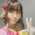 Yoko Hikasa Instagram - ❤️ アイカツミュージックフェスタ。 新たなるステージへ は、フレンズのラストライブの際 現地参加する事が出来ず、 MVにして流しませんか？と スタッフさんが提案して下さり 衣装もその時作ってもらったの。 パステルカラーで とても明るいイメージだよね。 今回は初めて 2人でステージに立てて この曲を披露できて。 やっと...！という思いと 今まで待っていてくれて ありがとうの気持ちです。 階段を登り 一歩一歩アリシアへ辿り着き、 アリシアと手を取り踊ることは ひびきにとっても 待ち侘びた瞬間だったので 私も胸が熱くなったし、 アリシアには共に歌うことの 喜びを共有したいって思ってた。 皆のおかげで実現したよ。 本当にありがとう！ ドレスやヘアメイクも とても素敵なので 細部アップ載せますね。 ネイルもひびきカラー！ ちなみに踊るひかささんの 前髪を1mmも動かないよう ガチガチに固めたのは スパイキーのブラック😎 #アイカツ #アイカツフレンズ #ひびき #アリシア #新たなるステージへ