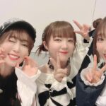 Yoko Hikasa Instagram - 👗 こだわりのまほいく衣装とメイク！ 7753の学ラン風上着＆学帽、 ゴーグルに白ニーハイという アニメキャラ感の強い衣装を 見事再現してくださいました！ 実はフィッティングした日は まだ暑い時だったので 「学ランだと暑いかもですね」 と話していたので、 なんと下のシャツをノースリーブ ＋アームカバー風の 袖にしてくれていたのだ！ ふふふ、 気付かなかっただろ〜う？😏 当日は冷房で暑くはなかったけど 学ランの中でごわごわしなくて 台本を持ちやすく読みやすくて ありがたかったです！ ゴーグルのレンズもピンク🩷 白ソックスもありだったけど 寒かったのでニーハイにしました。 膝が冷えるんだよ...😇 そして 7753はピンク＆茶のヘアに 黒の髪飾りということでしたが 私の髪が茶寄りの黒なので 逆転の発想でピンクの飾りを 編み込んでもらいました！ ろきゅぶのおかげで 三つ編みに抵抗がなくなる2023笑 衣装もヘアも素敵でした✨ ありがとうございました！ そしてそして。 優しさ溢れるスタッフさん方、 優雅でダイナミックで 素敵な表現のアンサンブルの皆さん、 しっかりと指示を伝えてくれて 頑張ってくれたアンダーの皆さん。 本当にありがとうございます。 特に、 バタバタしていて余裕がなかった私を 支えてくれたアンダーさんには 感謝してもしきれません。 舞台やライブやイベントでは 表に出る演者さんが注目されがちですが 私達がこうして立つために たくさんの方が動いてくれてます。 縁の下の力持ちのプロ達にも 是非盛大な拍手を〜👏 #朗読劇 #魔法少女育成計画 #まほいく #膝は冷やすな #温めろ