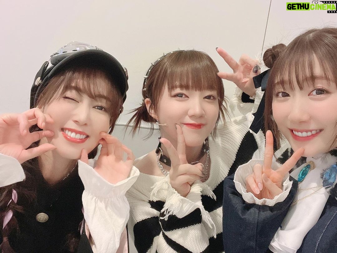 Yoko Hikasa Instagram - 👗 こだわりのまほいく衣装とメイク! 7753の学ラン風上着&学帽、 ゴーグルに白ニーハイという アニメキャラ感の強い衣装を 見事再現してくださいました! 実はフィッティングした日は まだ暑い時だったので 「学ランだと暑いかもですね」 と話していたので、 なんと下のシャツをノースリーブ +アームカバー風の 袖にしてくれていたのだ! ふふふ、 気付かなかっただろ〜う?😏 当日は冷房で暑くはなかったけど 学ランの中でごわごわしなくて 台本を持ちやすく読みやすくて ありがたかったです! ゴーグルのレンズもピンク🩷 白ソックスもありだったけど 寒かったのでニーハイにしました。 膝が冷えるんだよ...😇 そして 7753はピンク&茶のヘアに 黒の髪飾りということでしたが 私の髪が茶寄りの黒なので 逆転の発想でピンクの飾りを 編み込んでもらいました! ろきゅぶのおかげで 三つ編みに抵抗がなくなる2023笑 衣装もヘアも素敵でした✨ ありがとうございました! そしてそして。 優しさ溢れるスタッフさん方、 優雅でダイナミックで 素敵な表現のアンサンブルの皆さん、 しっかりと指示を伝えてくれて 頑張ってくれたアンダーの皆さん。 本当にありがとうございます。 特に、 バタバタしていて余裕がなかった私を 支えてくれたアンダーさんには 感謝してもしきれません。 舞台やライブやイベントでは 表に出る演者さんが注目されがちですが 私達がこうして立つために たくさんの方が動いてくれてます。 縁の下の力持ちのプロ達にも 是非盛大な拍手を〜👏 #朗読劇 #魔法少女育成計画 #まほいく #膝は冷やすな #温めろ