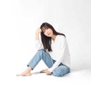 Yoko Hikasa Instagram - フリーとして活動することになりました。声優の日笠陽子です。
本物ですよ！
初心を忘れず心を込めてお芝居していきます。
今後もよろしくお願いします！
写真は新しい宣材です❤️

インスタは0歳バブの初心者なので
全然分からない！
手探りすぎる！
里菜ーーー教えてーーーーー笑

#日高里菜