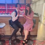 Yoko Hikasa Instagram - ☀️ 超声優祭2023 スナックひだまり、 無事閉店しました〜！ いや〜 すごい押したな笑笑笑 みんなすまん！笑 ボーイの#川島零士 くんは ものすごいオモロイ逸材を 発掘してしまった気持ちです← めちゃくちゃ楽しかったね〜 お喋りして、 カラオケして、 初めましてのメンバーも いろんな事を知れて、 ああ人との出会いって 本当に良いものだなあと。 キセキのようなものだなあ。 貸切営業では、 なつかしの太陽と月を 川島君とデュエットしました〜 人前で初めて歌ったー ゲストお客様の皆さん、 見てくれた皆さん、 そしてお花とお手紙を 送ってくれた#南條愛乃 ちゃん！ 本当にありがとうございました！ #超声優祭2023 #スナックひだまり #川島零士 くん #内田彩 ちゃん #岡咲美保 ちゃん #小笠原仁 くん #速水奨 さん #降幡愛 ちゃん #日笠陽子 #ママ #帰り際に #キャバ嬢に間違えられた #爆笑した