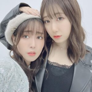 Yoko Hikasa Instagram - 🌞

お日様ぐみ
最新回見てくれた！？

https://twitter.com/ohisama_gumi/status/1641331517984239617

里菜Pは私を森ガールに、
日笠Pは里菜をロックに
お互いをプロデュース✨

打ち合わせてないけど
なんかハチナナみたいになった！
コスプレみたいで
超楽しかったよ〜❣️

写真撮るたびに
表情つくりだす
女優魂、見て？笑

#お日様ぐみ 
#日笠陽子 
#日高里菜 
#プロデュース 
#nana 
#ハチ 
#服交換