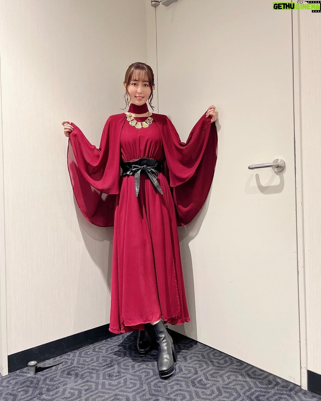 Yoko Hikasa Instagram - 🌸 本日は映画らくだい 魔女フウカと闇の魔女の 舞台挨拶でした! #井上ほの花 ちゃん #田村睦心 #石見舞菜香 ちゃん #小野賢章 #浜名監督 #日笠陽子 の6人での登壇だったよ〜 メイク:福井さん 衣装:南ちゃん @m1nam1_515 メガイラさんはこんな役です〜 って、公式の腕輪の写真 送ったら衣装さん笑ってたわ!笑 腕輪はゴールドで、 お洋服もメガイラさんに 似たものを探してくれました😭 ありがとう〜✨ #らくだい魔女 #フウカと闇の魔女 #舞台挨拶 #初の #夜会巻き #ポップコーン #塩バター #バター多め #うまい #差し入れのお菓子 #うまい #新宿バルト9 #tohoシネマズ