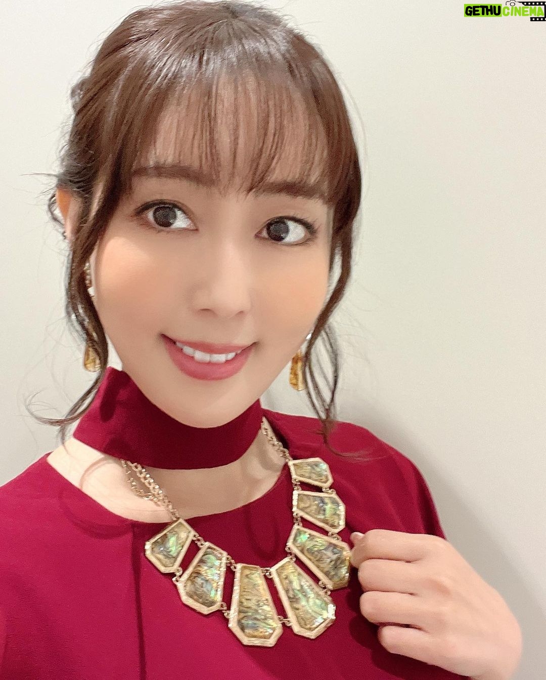 Yoko Hikasa Instagram - 🌸 本日は映画らくだい 魔女フウカと闇の魔女の 舞台挨拶でした! #井上ほの花 ちゃん #田村睦心 #石見舞菜香 ちゃん #小野賢章 #浜名監督 #日笠陽子 の6人での登壇だったよ〜 メイク:福井さん 衣装:南ちゃん @m1nam1_515 メガイラさんはこんな役です〜 って、公式の腕輪の写真 送ったら衣装さん笑ってたわ!笑 腕輪はゴールドで、 お洋服もメガイラさんに 似たものを探してくれました😭 ありがとう〜✨ #らくだい魔女 #フウカと闇の魔女 #舞台挨拶 #初の #夜会巻き #ポップコーン #塩バター #バター多め #うまい #差し入れのお菓子 #うまい #新宿バルト9 #tohoシネマズ