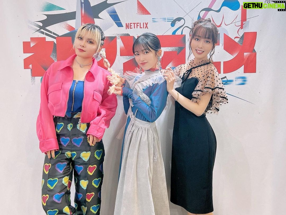 Yoko Hikasa Instagram - AJ! 2日目② Netflixさんステージにて 戦う女性たち。 #ファイちゃん @fairouz_ai #黒沢ともよ @tomoyo_kurosawa_official_ ネトフリアニメに出演する 女性の中でも ほんとに個性強い人たち きちゃった!!!な ステージでした笑 3人でもお話したかったな〜 おもしろそー!!! ファイちゃんとは YMCAを踊る仲なのよ...🕺 #吉田さん お久しぶり〜☺️ バスタードのお話たくさんしました! MCお疲れ様でした! #Netflix 東京ビッグサイト(東京国際展示場)