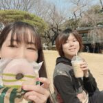 Yoko Hikasa Instagram - 春🌸 お仕事の時間組が #村瀬歩 と一緒だったので 合間の1時間だけど 公園でお散歩してきた🚶‍♂️ さくら抹茶ドーナツ食べた🍩 （446kcal!!!!!笑） 双子の弟アユと 芝生の上でポケッとして 桜とか池眺めてお喋りして。 忙しない毎日だったから こういう何気ない時間が とっても大切だなって。 リフレッシュできた！ アユさんきゅー！ #散歩 #お花見 #スタバ #さくらと抹茶のドーナツ #村瀬歩 #あゆちゃん #双子の弟 #と見せかけて双子の妹！ #アユちゃんいわく俺が兄 #私、妹属性だったの！？