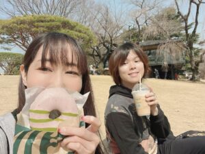 Yoko Hikasa Instagram - 春🌸

お仕事の時間組が
#村瀬歩 と一緒だったので
合間の1時間だけど
公園でお散歩してきた🚶‍♂️

さくら抹茶ドーナツ食べた🍩
（446kcal!!!!!笑）

双子の弟アユと
芝生の上でポケッとして
桜とか池眺めてお喋りして。
忙しない毎日だったから
こういう何気ない時間が
とっても大切だなって。
リフレッシュできた！

アユさんきゅー！

#散歩 
#お花見 
#スタバ 
#さくらと抹茶のドーナツ 
#村瀬歩
#あゆちゃん 
#双子の弟
#と見せかけて双子の妹！
#アユちゃんいわく俺が兄
#私、妹属性だったの！？