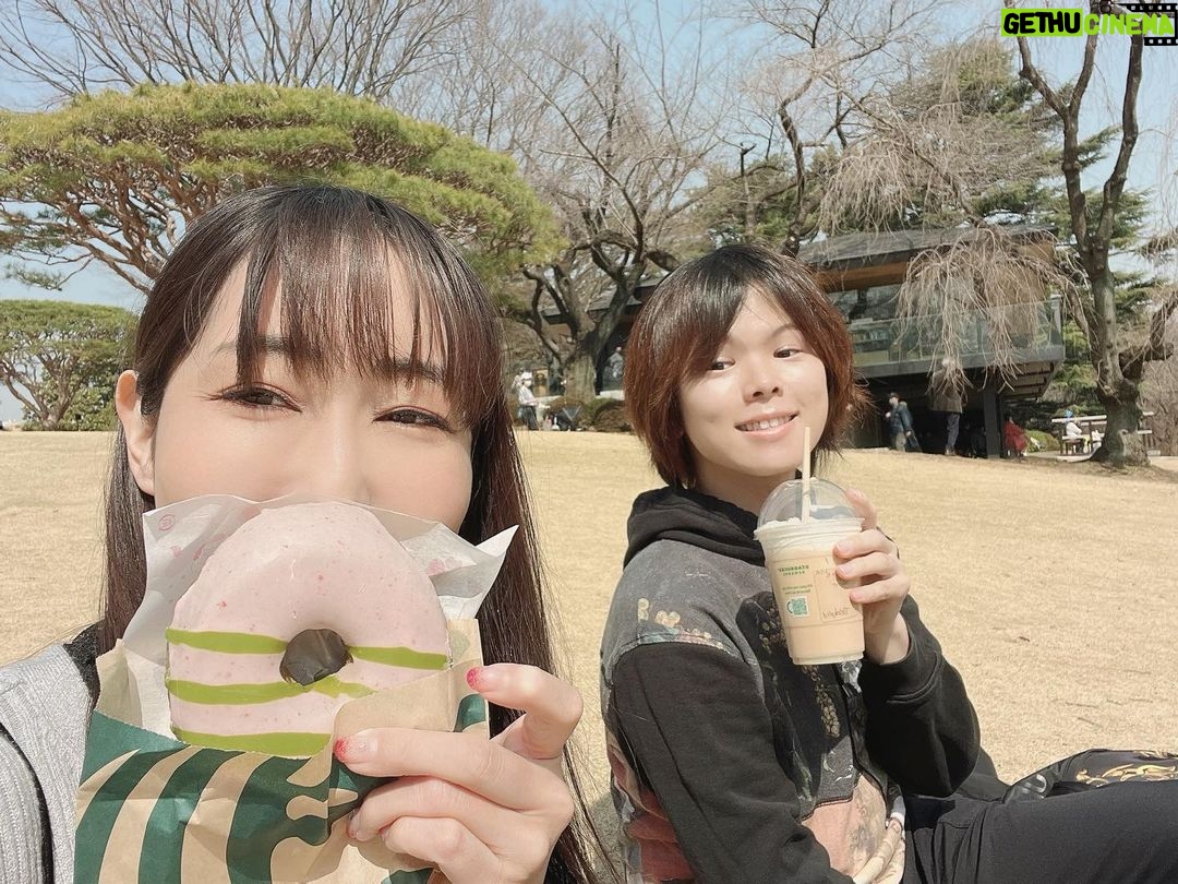 Yoko Hikasa - 7.7K Likes - 春🌸
お仕事の時間組が
#村瀬歩 と一緒だったので
合間の1時間だけど
公園でお散歩してきた🚶♂️
さくら抹茶ドーナツ食べた🍩
(446kcal!!!!!笑)
双子の弟アユと
芝生の上でポケッとして
桜とか池眺めてお喋りして。
忙しない毎日だったから
こういう何気ない時間が
とっても大切だなって。
リフレッシュできた!
アユさんきゅー!
#散歩
#お花見
#スタバ
#さくらと抹茶のドーナツ
#村瀬歩
#あゆちゃん
#双子の弟
#と見せかけて双子の妹!
#アユちゃんいわく俺が兄
#私、妹属性だったの!?
