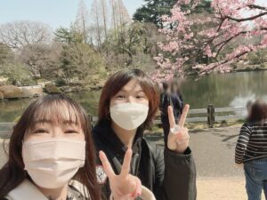 Yoko Hikasa Instagram - 春🌸

お仕事の時間組が
#村瀬歩 と一緒だったので
合間の1時間だけど
公園でお散歩してきた🚶‍♂️

さくら抹茶ドーナツ食べた🍩
（446kcal!!!!!笑）

双子の弟アユと
芝生の上でポケッとして
桜とか池眺めてお喋りして。
忙しない毎日だったから
こういう何気ない時間が
とっても大切だなって。
リフレッシュできた！

アユさんきゅー！

#散歩 
#お花見 
#スタバ 
#さくらと抹茶のドーナツ 
#村瀬歩
#あゆちゃん 
#双子の弟
#と見せかけて双子の妹！
#アユちゃんいわく俺が兄
#私、妹属性だったの！？