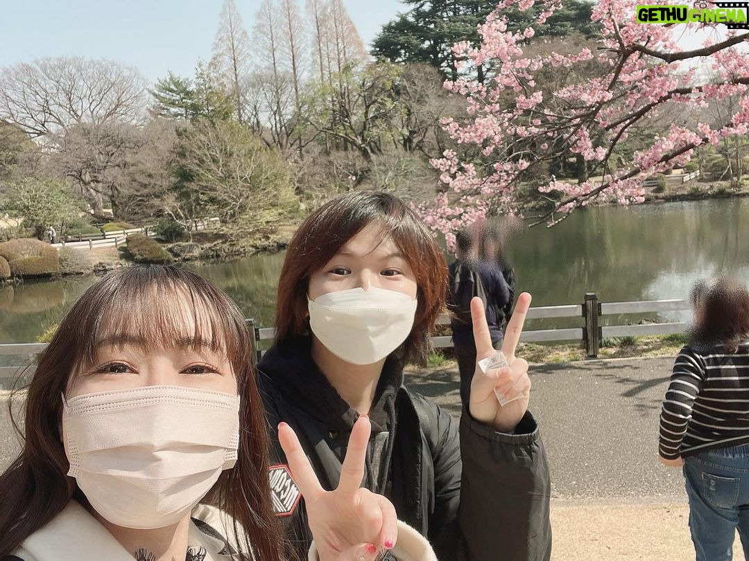 Yoko Hikasa - 7.7K Likes - 春🌸
お仕事の時間組が
#村瀬歩 と一緒だったので
合間の1時間だけど
公園でお散歩してきた🚶♂️
さくら抹茶ドーナツ食べた🍩
(446kcal!!!!!笑)
双子の弟アユと
芝生の上でポケッとして
桜とか池眺めてお喋りして。
忙しない毎日だったから
こういう何気ない時間が
とっても大切だなって。
リフレッシュできた!
アユさんきゅー!
#散歩
#お花見
#スタバ
#さくらと抹茶のドーナツ
#村瀬歩
#あゆちゃん
#双子の弟
#と見せかけて双子の妹!
#アユちゃんいわく俺が兄
#私、妹属性だったの!?