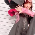 Yoko Hikasa Instagram - ユアマジェスティ マジェスティックライブ！ ありがとうございました！ ドラクリヤさんをイメージした 衣装を用意して頂きました✨ 裏が赤かったり 袖もチャック開閉式で トリッキーな服で ドラクリヤのイメージに ぴったんこカンカン！ メイク　@yuri_hairmake ドラクリヤカラーと ちょっと切れ長ボルドーラインに して遊び心入れてくれました。 楽しい〜❤️ #ユアマジェスティ #マジェスティックライブ #ドラクリヤ KT Zepp横浜