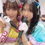 Yoko Hikasa Instagram - ❤️ アイカツミュージックフェスタ。 新たなるステージへ は、フレンズのラストライブの際 現地参加する事が出来ず、 MVにして流しませんか？と スタッフさんが提案して下さり 衣装もその時作ってもらったの。 パステルカラーで とても明るいイメージだよね。 今回は初めて 2人でステージに立てて この曲を披露できて。 やっと...！という思いと 今まで待っていてくれて ありがとうの気持ちです。 階段を登り 一歩一歩アリシアへ辿り着き、 アリシアと手を取り踊ることは ひびきにとっても 待ち侘びた瞬間だったので 私も胸が熱くなったし、 アリシアには共に歌うことの 喜びを共有したいって思ってた。 皆のおかげで実現したよ。 本当にありがとう！ ドレスやヘアメイクも とても素敵なので 細部アップ載せますね。 ネイルもひびきカラー！ ちなみに踊るひかささんの 前髪を1mmも動かないよう ガチガチに固めたのは スパイキーのブラック😎 #アイカツ #アイカツフレンズ #ひびき #アリシア #新たなるステージへ