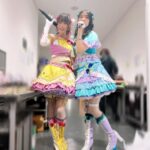 Yoko Hikasa Instagram - ❤️ アイカツミュージックフェスタ。 新たなるステージへ は、フレンズのラストライブの際 現地参加する事が出来ず、 MVにして流しませんか？と スタッフさんが提案して下さり 衣装もその時作ってもらったの。 パステルカラーで とても明るいイメージだよね。 今回は初めて 2人でステージに立てて この曲を披露できて。 やっと...！という思いと 今まで待っていてくれて ありがとうの気持ちです。 階段を登り 一歩一歩アリシアへ辿り着き、 アリシアと手を取り踊ることは ひびきにとっても 待ち侘びた瞬間だったので 私も胸が熱くなったし、 アリシアには共に歌うことの 喜びを共有したいって思ってた。 皆のおかげで実現したよ。 本当にありがとう！ ドレスやヘアメイクも とても素敵なので 細部アップ載せますね。 ネイルもひびきカラー！ ちなみに踊るひかささんの 前髪を1mmも動かないよう ガチガチに固めたのは スパイキーのブラック😎 #アイカツ #アイカツフレンズ #ひびき #アリシア #新たなるステージへ