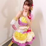 Yoko Hikasa Instagram - ❤️ アイカツミュージックフェスタ。 新たなるステージへ は、フレンズのラストライブの際 現地参加する事が出来ず、 MVにして流しませんか？と スタッフさんが提案して下さり 衣装もその時作ってもらったの。 パステルカラーで とても明るいイメージだよね。 今回は初めて 2人でステージに立てて この曲を披露できて。 やっと...！という思いと 今まで待っていてくれて ありがとうの気持ちです。 階段を登り 一歩一歩アリシアへ辿り着き、 アリシアと手を取り踊ることは ひびきにとっても 待ち侘びた瞬間だったので 私も胸が熱くなったし、 アリシアには共に歌うことの 喜びを共有したいって思ってた。 皆のおかげで実現したよ。 本当にありがとう！ ドレスやヘアメイクも とても素敵なので 細部アップ載せますね。 ネイルもひびきカラー！ ちなみに踊るひかささんの 前髪を1mmも動かないよう ガチガチに固めたのは スパイキーのブラック😎 #アイカツ #アイカツフレンズ #ひびき #アリシア #新たなるステージへ