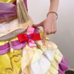 Yoko Hikasa Instagram - ❤️ アイカツミュージックフェスタ。 新たなるステージへ は、フレンズのラストライブの際 現地参加する事が出来ず、 MVにして流しませんか？と スタッフさんが提案して下さり 衣装もその時作ってもらったの。 パステルカラーで とても明るいイメージだよね。 今回は初めて 2人でステージに立てて この曲を披露できて。 やっと...！という思いと 今まで待っていてくれて ありがとうの気持ちです。 階段を登り 一歩一歩アリシアへ辿り着き、 アリシアと手を取り踊ることは ひびきにとっても 待ち侘びた瞬間だったので 私も胸が熱くなったし、 アリシアには共に歌うことの 喜びを共有したいって思ってた。 皆のおかげで実現したよ。 本当にありがとう！ ドレスやヘアメイクも とても素敵なので 細部アップ載せますね。 ネイルもひびきカラー！ ちなみに踊るひかささんの 前髪を1mmも動かないよう ガチガチに固めたのは スパイキーのブラック😎 #アイカツ #アイカツフレンズ #ひびき #アリシア #新たなるステージへ