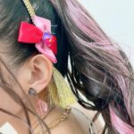 Yoko Hikasa Instagram - ❤️ アイカツミュージックフェスタ。 新たなるステージへ は、フレンズのラストライブの際 現地参加する事が出来ず、 MVにして流しませんか？と スタッフさんが提案して下さり 衣装もその時作ってもらったの。 パステルカラーで とても明るいイメージだよね。 今回は初めて 2人でステージに立てて この曲を披露できて。 やっと...！という思いと 今まで待っていてくれて ありがとうの気持ちです。 階段を登り 一歩一歩アリシアへ辿り着き、 アリシアと手を取り踊ることは ひびきにとっても 待ち侘びた瞬間だったので 私も胸が熱くなったし、 アリシアには共に歌うことの 喜びを共有したいって思ってた。 皆のおかげで実現したよ。 本当にありがとう！ ドレスやヘアメイクも とても素敵なので 細部アップ載せますね。 ネイルもひびきカラー！ ちなみに踊るひかささんの 前髪を1mmも動かないよう ガチガチに固めたのは スパイキーのブラック😎 #アイカツ #アイカツフレンズ #ひびき #アリシア #新たなるステージへ