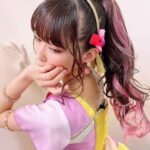 Yoko Hikasa Instagram - ❤️ アイカツミュージックフェスタ。 新たなるステージへ は、フレンズのラストライブの際 現地参加する事が出来ず、 MVにして流しませんか？と スタッフさんが提案して下さり 衣装もその時作ってもらったの。 パステルカラーで とても明るいイメージだよね。 今回は初めて 2人でステージに立てて この曲を披露できて。 やっと...！という思いと 今まで待っていてくれて ありがとうの気持ちです。 階段を登り 一歩一歩アリシアへ辿り着き、 アリシアと手を取り踊ることは ひびきにとっても 待ち侘びた瞬間だったので 私も胸が熱くなったし、 アリシアには共に歌うことの 喜びを共有したいって思ってた。 皆のおかげで実現したよ。 本当にありがとう！ ドレスやヘアメイクも とても素敵なので 細部アップ載せますね。 ネイルもひびきカラー！ ちなみに踊るひかささんの 前髪を1mmも動かないよう ガチガチに固めたのは スパイキーのブラック😎 #アイカツ #アイカツフレンズ #ひびき #アリシア #新たなるステージへ