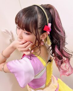 Yoko Hikasa Instagram - ❤️ アイカツミュージックフェスタ。 新たなるステージへ は、フレンズのラストライブの際 現地参加する事が出来ず、 MVにして流しませんか？と スタッフさんが提案して下さり 衣装もその時作ってもらったの。 パステルカラーで とても明るいイメージだよね。 今回は初めて 2人でステージに立てて この曲を披露できて。 やっと...！という思いと 今まで待っていてくれて ありがとうの気持ちです。 階段を登り 一歩一歩アリシアへ辿り着き、 アリシアと手を取り踊ることは ひびきにとっても 待ち侘びた瞬間だったので 私も胸が熱くなったし、 アリシアには共に歌うことの 喜びを共有したいって思ってた。 皆のおかげで実現したよ。 本当にありがとう！ ドレスやヘアメイクも とても素敵なので 細部アップ載せますね。 ネイルもひびきカラー！ ちなみに踊るひかささんの 前髪を1mmも動かないよう ガチガチに固めたのは スパイキーのブラック😎 #アイカツ #アイカツフレンズ #ひびき #アリシア #新たなるステージへ