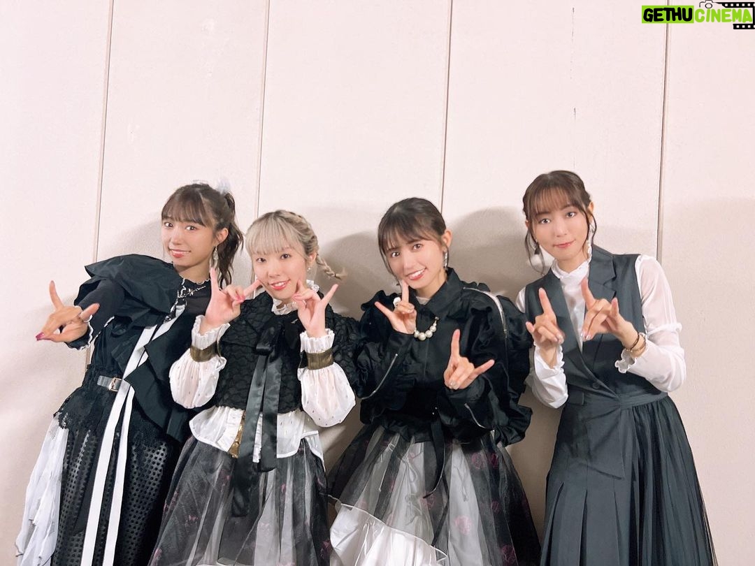Yoko Hikasa Instagram - 🔮 本日幻日のヨハネ 振り返り上映会 新宿ピカデリーさん、 シネマサンシャイン沼津さんに お邪魔してきました〜✨ 長年Aqoursちゃん達を 温かく見守ってくれる皆さん。 まるでライラプスのようでもあり、 ライラプスである私さえも 見守ってくれていて、 ありがとうございました! そしてAqoursちゃん達の絆と、 3人が笑い合って楽しそうな顔を 見る事ができて私も幸せでした。 ヨハネは今まさに一人前の階段を 登り切る直前なので愛香には最後の最後まで Aqours皆と支え合いながら ヨハネと共に過ごせますように✨ 沼津には愛があるね。 ご飯も美味しいよお。 お寿司🍣無事食べました! ハナマルパンも! 松月さんもお土産をくださったり 美味しくて幸せです! 本当に楽しい一日でした!! 9/24にも上映会参加させて いただきますので、 皆さん是非また会いに来てください✨ #幻日のヨハネ #小林愛香 @kyanstagram_ #降幡愛 @furihatagram #逢田梨香子 @aida_rikako_ #日笠陽子 #新宿ピカデリー #シネマサンシャイン沼津 #ヌマヅ #また行きたい #駅で買える寿司のレベルを超えている #ハナマルパン #試行錯誤 #私はみかんプレーンを食べたよ