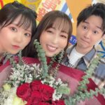 Yoko Hikasa Instagram - 🙌 電撃文庫30周年 夏の祭典オンライン2023 はたらく魔王さま りょーたと奈央と 3人で出演しました✨ はたまの作品紹介や キャラ紹介、お悩み相談等 もりもりでしたね〜。 さらにお誕生日当日という事で お花をいただきました✨ ありがとう！！！！😂 仲良きメンバーな はたま2nd seasonよろしくね！ あ、はたまラジオ2も はじまってま〜す✨ こちらは奈央と2人で。 宜しく！ #はたらく魔王さま #逢坂良太 #東山奈央 #日笠陽子 #誕生日サプライズ #クレープも食べた