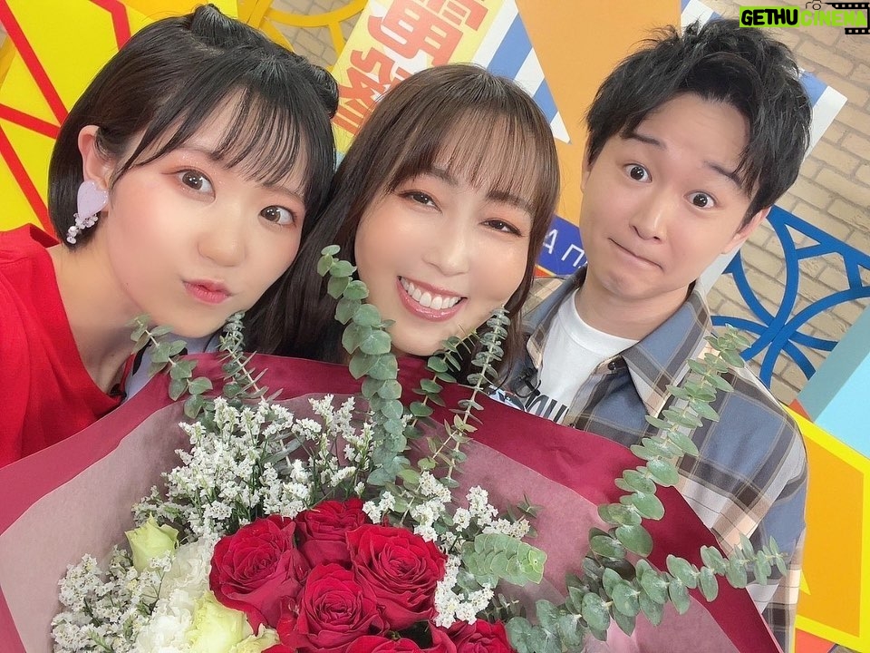 Yoko Hikasa Instagram - 🙌 電撃文庫30周年 夏の祭典オンライン2023 はたらく魔王さま りょーたと奈央と 3人で出演しました✨ はたまの作品紹介や キャラ紹介、お悩み相談等 もりもりでしたね〜。 さらにお誕生日当日という事で お花をいただきました✨ ありがとう!!!!😂 仲良きメンバーな はたま2nd seasonよろしくね! あ、はたまラジオ2も はじまってま〜す✨ こちらは奈央と2人で。 宜しく! #はたらく魔王さま #逢坂良太 #東山奈央 #日笠陽子 #誕生日サプライズ #クレープも食べた