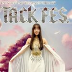 Yoko Hikasa Instagram - 👬 進撃の巨人ATTACK FES day1に出演、1期ED担当として 美しき残酷な世界を歌わせて頂きました！ 美しき残酷な世界は自分のデビュー曲ですが 作品の制作様や監督の監修の元完成した、 100%作品の為の曲でした。 進撃の巨人のために作られ、 進撃の巨人のために歌っていたと言っても 過言ではありません。 その時は声の出演も予定もなかったので 第三者的に壁の向こうから愛を注いできたのです。 そうして10年という長い月日が経つ中で 私の核でもある、「役者」という立場で フリーダ役で関わらせて頂きました。 フリーダは始祖であり、 自分の意思とは違った神ならざるものをおろし喋る というディレクションがありました。 私は衝撃でした。 1期の時は謎に包まれていたけれど、 10年の月日で様々な事柄が明かされ 壁に隔たれた狭い世界は、 地中奥深くに眠る思いや悲しみ 絶望と希望が入り混じっていた事に気付いたのです。 10年の中で 壁の内側に迷い込んだこと、 役者として邁進爆進してきたこと、 お芝居の楽しさと難しさ、そして、 表現の自由や解釈の自由を体に染み渡らせた私は この楽曲の見方が変わった事に気付いたのでした。 絶望と憎しみと、外に向けるでもなく ただただ守りたいもののために戦う。 美しくて残酷で、儚く強い、 お芝居のように呟き、叫び、 言葉ではない想いを吐息に込める。 そんな表現で歌いたいと思いました。 CDとは違うので困惑された方もいるかもしれません。 私自身も会場の広さへの理解度や その表現を様々な音に関わる方々と共有する時間も術もなく、 お客様に伝わりきらなかった事もあるのかもと 思ったりもしたのですが！！ でもそれもまた生きる、LIVE、 学びであり、音への関心がとても深まりました。 表現する喜びを細胞から体感できて楽しかった！ 素敵で素晴らしい時間でした！ありがとう！ けいおん、ロウきゅーぶ、進撃の巨人、 私が恩返ししたかった場所のページが また一つ埋まりました。 感謝の旅はもうそろそろ終わりなのかなと ふとこのライブが終わったあと、 何とも言えない感情が押し寄せてきました。 私の声優人生濃いなあっ笑 全てのスタッフ、キャスト、お客様。 本当にありがとうございました！！ こぼれ話ですが！ 衣装は私が超雑にデザインラフ描いたのですが、 私の身体を熟知しておる南ちゃんが @m1nam1_515 一回のフィッティングでバチコーンと サイズや雰囲気を当てはめてくれて、 100万倍かっこよくしてくれました😭✨ まじでこのビジューデザイン素敵すぎん？？ ふくいさんのメイクもヘアもものすごく丁寧で😭✨ アホ毛一本も許さず、出る直前まで真剣に 崩れがないか、保湿はできてるか等見てくれて、 こんなに丁寧に支えてくれるプロフェッショナルが そばにいてくれるので私は自信を持って ステージに立てているんだと思います！ あと、当時のPのK山さん、バンドメンバー、 音楽Dの深井さんも朝早くから来てくれて 本当に感謝感謝な一日でした！✨ 役者陣は梶くん、まりな、由依ちゃんとも 写真が撮れましたー！ 気取らず話せて楽しかったな〜。おもろかったな〜。 やつらときたら私のカメラになると 最後の写真みたいなことしてくるんですよ笑 AJで曲を初披露した時、まりながそっと 抱きしめてくれて、背中を押してくれたの 今もまだ忘れてないよ。 あととある役者さんも見に来てくれてたので そのお話もラジオとかで話せればと！ そう、私の名は匂わせ女！イヒヒ #進撃の巨人 #attackfes #live #美しき残酷な世界 #日笠陽子 Ｋアリーナ横浜