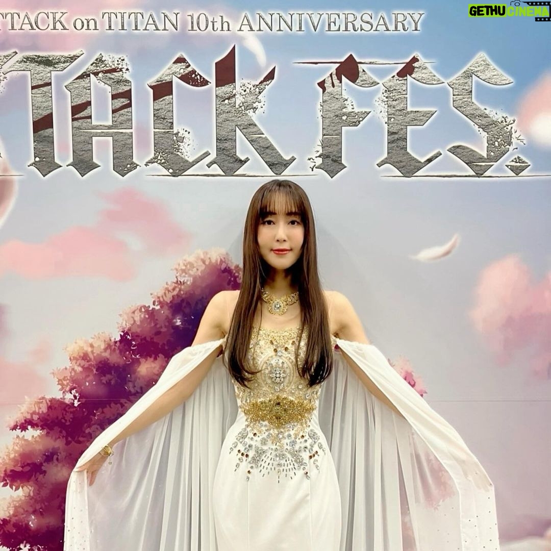 Yoko Hikasa - 9.9K Likes - 👬
進撃の巨人ATTACK FES
day1に出演、1期ED担当として
美しき残酷な世界を歌わせて頂きました!
美しき残酷な世界は自分のデビュー曲ですが
作品の制作様や監督の監修の元完成した、
100%作品の為の曲でした。
進撃の巨人のために作られ、
進撃の巨人のために歌っていたと言っても
過言ではありません。
その時は声の出演も予定もなかったので
第三者的に壁の向こうから愛を注いできたのです。
そうして10年という長い月日が経つ中で
私の核でもある、「役者」という立場で
フリーダ役で関わらせて頂きました。
フリーダは始祖であり、
自分の意思とは違った神ならざるものをおろし喋る
というディレクションがありました。
私は衝撃でした。
1期の時は謎に包まれていたけれど、
10年の月日で様々な事柄が明かされ
壁に隔たれた狭い世界は、
地中奥深くに眠る思いや悲しみ
絶望と希望が入り混じっていた事に気付いたのです。
10年の中で
壁の内側に迷い込んだこと、
役者として邁進爆進してきたこと、
お芝居の楽しさと難しさ、そして、
表現の自由や解釈の自由を体に染み渡らせた私は
この楽曲の見方が変わった事に気付いたのでした。
絶望と憎しみと、外に向けるでもなく
ただただ守りたいもののために戦う。
美しくて残酷で、儚く強い、
お芝居のように呟き、叫び、
言葉ではない想いを吐息に込める。
そんな表現で歌いたいと思いました。
CDとは違うので困惑された方もいるかもしれません。
私自身も会場の広さへの理解度や
その表現を様々な音に関わる方々と共有する時間も術もなく、
お客様に伝わりきらなかった事もあるのかもと
思ったりもしたのですが!!
でもそれもまた生きる、LIVE、
学びであり、音への関心がとても深まりました。
表現する喜びを細胞から体感できて楽しかった!
素敵で素晴らしい時間でした!ありがとう!
けいおん、ロウきゅーぶ、進撃の巨人、
私が恩返ししたかった場所のページが
また一つ埋まりました。
感謝の旅はもうそろそろ終わりなのかなと
ふとこのライブが終わったあと、
何とも言えない感情が押し寄せてきました。
私の声優人生濃いなあっ笑
全てのスタッフ、キャスト、お客様。
本当にありがとうございました!!
こぼれ話ですが!
衣装は私が超雑にデザインラフ描いたのですが、
私の身体を熟知しておる南ちゃんが
@m1nam1_515
一回のフィッティングでバチコーンと
サイズや雰囲気を当てはめてくれて、
100万倍かっこよくしてくれました😭✨
まじでこのビジューデザイン素敵すぎん??
ふくいさんのメイクもヘアもものすごく丁寧で😭✨
アホ毛一本も許さず、出る直前まで真剣に
崩れがないか、保湿はできてるか等見てくれて、
こんなに丁寧に支えてくれるプロフェッショナルが
そばにいてくれるので私は自信を持って
ステージに立てているんだと思います!
あと、当時のPのK山さん、バンドメンバー、
音楽Dの深井さんも朝早くから来てくれて
本当に感謝感謝な一日でした!✨
役者陣は梶くん、まりな、由依ちゃんとも
写真が撮れましたー!
気取らず話せて楽しかったな〜。おもろかったな〜。
やつらときたら私のカメラになると
最後の写真みたいなことしてくるんですよ笑
AJで曲を初披露した時、まりながそっと
抱きしめてくれて、背中を押してくれたの
今もまだ忘れてないよ。
あととある役者さんも見に来てくれてたので
そのお話もラジオとかで話せればと!
そう、私の名は匂わせ女!イヒヒ
#進撃の巨人
#attackfes
#live
#美しき残酷な世界
#日笠陽子