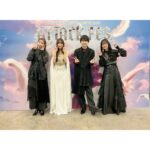 Yoko Hikasa Instagram - 👬 進撃の巨人ATTACK FES day1に出演、1期ED担当として 美しき残酷な世界を歌わせて頂きました！ 美しき残酷な世界は自分のデビュー曲ですが 作品の制作様や監督の監修の元完成した、 100%作品の為の曲でした。 進撃の巨人のために作られ、 進撃の巨人のために歌っていたと言っても 過言ではありません。 その時は声の出演も予定もなかったので 第三者的に壁の向こうから愛を注いできたのです。 そうして10年という長い月日が経つ中で 私の核でもある、「役者」という立場で フリーダ役で関わらせて頂きました。 フリーダは始祖であり、 自分の意思とは違った神ならざるものをおろし喋る というディレクションがありました。 私は衝撃でした。 1期の時は謎に包まれていたけれど、 10年の月日で様々な事柄が明かされ 壁に隔たれた狭い世界は、 地中奥深くに眠る思いや悲しみ 絶望と希望が入り混じっていた事に気付いたのです。 10年の中で 壁の内側に迷い込んだこと、 役者として邁進爆進してきたこと、 お芝居の楽しさと難しさ、そして、 表現の自由や解釈の自由を体に染み渡らせた私は この楽曲の見方が変わった事に気付いたのでした。 絶望と憎しみと、外に向けるでもなく ただただ守りたいもののために戦う。 美しくて残酷で、儚く強い、 お芝居のように呟き、叫び、 言葉ではない想いを吐息に込める。 そんな表現で歌いたいと思いました。 CDとは違うので困惑された方もいるかもしれません。 私自身も会場の広さへの理解度や その表現を様々な音に関わる方々と共有する時間も術もなく、 お客様に伝わりきらなかった事もあるのかもと 思ったりもしたのですが！！ でもそれもまた生きる、LIVE、 学びであり、音への関心がとても深まりました。 表現する喜びを細胞から体感できて楽しかった！ 素敵で素晴らしい時間でした！ありがとう！ けいおん、ロウきゅーぶ、進撃の巨人、 私が恩返ししたかった場所のページが また一つ埋まりました。 感謝の旅はもうそろそろ終わりなのかなと ふとこのライブが終わったあと、 何とも言えない感情が押し寄せてきました。 私の声優人生濃いなあっ笑 全てのスタッフ、キャスト、お客様。 本当にありがとうございました！！ こぼれ話ですが！ 衣装は私が超雑にデザインラフ描いたのですが、 私の身体を熟知しておる南ちゃんが @m1nam1_515 一回のフィッティングでバチコーンと サイズや雰囲気を当てはめてくれて、 100万倍かっこよくしてくれました😭✨ まじでこのビジューデザイン素敵すぎん？？ ふくいさんのメイクもヘアもものすごく丁寧で😭✨ アホ毛一本も許さず、出る直前まで真剣に 崩れがないか、保湿はできてるか等見てくれて、 こんなに丁寧に支えてくれるプロフェッショナルが そばにいてくれるので私は自信を持って ステージに立てているんだと思います！ あと、当時のPのK山さん、バンドメンバー、 音楽Dの深井さんも朝早くから来てくれて 本当に感謝感謝な一日でした！✨ 役者陣は梶くん、まりな、由依ちゃんとも 写真が撮れましたー！ 気取らず話せて楽しかったな〜。おもろかったな〜。 やつらときたら私のカメラになると 最後の写真みたいなことしてくるんですよ笑 AJで曲を初披露した時、まりながそっと 抱きしめてくれて、背中を押してくれたの 今もまだ忘れてないよ。 あととある役者さんも見に来てくれてたので そのお話もラジオとかで話せればと！ そう、私の名は匂わせ女！イヒヒ #進撃の巨人 #attackfes #live #美しき残酷な世界 #日笠陽子 Ｋアリーナ横浜