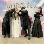 Yoko Hikasa Instagram - 👬 進撃の巨人ATTACK FES day1に出演、1期ED担当として 美しき残酷な世界を歌わせて頂きました！ 美しき残酷な世界は自分のデビュー曲ですが 作品の制作様や監督の監修の元完成した、 100%作品の為の曲でした。 進撃の巨人のために作られ、 進撃の巨人のために歌っていたと言っても 過言ではありません。 その時は声の出演も予定もなかったので 第三者的に壁の向こうから愛を注いできたのです。 そうして10年という長い月日が経つ中で 私の核でもある、「役者」という立場で フリーダ役で関わらせて頂きました。 フリーダは始祖であり、 自分の意思とは違った神ならざるものをおろし喋る というディレクションがありました。 私は衝撃でした。 1期の時は謎に包まれていたけれど、 10年の月日で様々な事柄が明かされ 壁に隔たれた狭い世界は、 地中奥深くに眠る思いや悲しみ 絶望と希望が入り混じっていた事に気付いたのです。 10年の中で 壁の内側に迷い込んだこと、 役者として邁進爆進してきたこと、 お芝居の楽しさと難しさ、そして、 表現の自由や解釈の自由を体に染み渡らせた私は この楽曲の見方が変わった事に気付いたのでした。 絶望と憎しみと、外に向けるでもなく ただただ守りたいもののために戦う。 美しくて残酷で、儚く強い、 お芝居のように呟き、叫び、 言葉ではない想いを吐息に込める。 そんな表現で歌いたいと思いました。 CDとは違うので困惑された方もいるかもしれません。 私自身も会場の広さへの理解度や その表現を様々な音に関わる方々と共有する時間も術もなく、 お客様に伝わりきらなかった事もあるのかもと 思ったりもしたのですが！！ でもそれもまた生きる、LIVE、 学びであり、音への関心がとても深まりました。 表現する喜びを細胞から体感できて楽しかった！ 素敵で素晴らしい時間でした！ありがとう！ けいおん、ロウきゅーぶ、進撃の巨人、 私が恩返ししたかった場所のページが また一つ埋まりました。 感謝の旅はもうそろそろ終わりなのかなと ふとこのライブが終わったあと、 何とも言えない感情が押し寄せてきました。 私の声優人生濃いなあっ笑 全てのスタッフ、キャスト、お客様。 本当にありがとうございました！！ こぼれ話ですが！ 衣装は私が超雑にデザインラフ描いたのですが、 私の身体を熟知しておる南ちゃんが @m1nam1_515 一回のフィッティングでバチコーンと サイズや雰囲気を当てはめてくれて、 100万倍かっこよくしてくれました😭✨ まじでこのビジューデザイン素敵すぎん？？ ふくいさんのメイクもヘアもものすごく丁寧で😭✨ アホ毛一本も許さず、出る直前まで真剣に 崩れがないか、保湿はできてるか等見てくれて、 こんなに丁寧に支えてくれるプロフェッショナルが そばにいてくれるので私は自信を持って ステージに立てているんだと思います！ あと、当時のPのK山さん、バンドメンバー、 音楽Dの深井さんも朝早くから来てくれて 本当に感謝感謝な一日でした！✨ 役者陣は梶くん、まりな、由依ちゃんとも 写真が撮れましたー！ 気取らず話せて楽しかったな〜。おもろかったな〜。 やつらときたら私のカメラになると 最後の写真みたいなことしてくるんですよ笑 AJで曲を初披露した時、まりながそっと 抱きしめてくれて、背中を押してくれたの 今もまだ忘れてないよ。 あととある役者さんも見に来てくれてたので そのお話もラジオとかで話せればと！ そう、私の名は匂わせ女！イヒヒ #進撃の巨人 #attackfes #live #美しき残酷な世界 #日笠陽子 Ｋアリーナ横浜