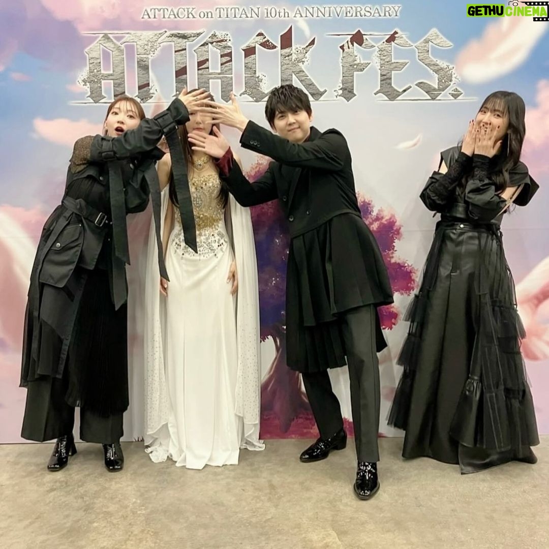 Yoko Hikasa - 9.9K Likes - 👬
進撃の巨人ATTACK FES
day1に出演、1期ED担当として
美しき残酷な世界を歌わせて頂きました!
美しき残酷な世界は自分のデビュー曲ですが
作品の制作様や監督の監修の元完成した、
100%作品の為の曲でした。
進撃の巨人のために作られ、
進撃の巨人のために歌っていたと言っても
過言ではありません。
その時は声の出演も予定もなかったので
第三者的に壁の向こうから愛を注いできたのです。
そうして10年という長い月日が経つ中で
私の核でもある、「役者」という立場で
フリーダ役で関わらせて頂きました。
フリーダは始祖であり、
自分の意思とは違った神ならざるものをおろし喋る
というディレクションがありました。
私は衝撃でした。
1期の時は謎に包まれていたけれど、
10年の月日で様々な事柄が明かされ
壁に隔たれた狭い世界は、
地中奥深くに眠る思いや悲しみ
絶望と希望が入り混じっていた事に気付いたのです。
10年の中で
壁の内側に迷い込んだこと、
役者として邁進爆進してきたこと、
お芝居の楽しさと難しさ、そして、
表現の自由や解釈の自由を体に染み渡らせた私は
この楽曲の見方が変わった事に気付いたのでした。
絶望と憎しみと、外に向けるでもなく
ただただ守りたいもののために戦う。
美しくて残酷で、儚く強い、
お芝居のように呟き、叫び、
言葉ではない想いを吐息に込める。
そんな表現で歌いたいと思いました。
CDとは違うので困惑された方もいるかもしれません。
私自身も会場の広さへの理解度や
その表現を様々な音に関わる方々と共有する時間も術もなく、
お客様に伝わりきらなかった事もあるのかもと
思ったりもしたのですが!!
でもそれもまた生きる、LIVE、
学びであり、音への関心がとても深まりました。
表現する喜びを細胞から体感できて楽しかった!
素敵で素晴らしい時間でした!ありがとう!
けいおん、ロウきゅーぶ、進撃の巨人、
私が恩返ししたかった場所のページが
また一つ埋まりました。
感謝の旅はもうそろそろ終わりなのかなと
ふとこのライブが終わったあと、
何とも言えない感情が押し寄せてきました。
私の声優人生濃いなあっ笑
全てのスタッフ、キャスト、お客様。
本当にありがとうございました!!
こぼれ話ですが!
衣装は私が超雑にデザインラフ描いたのですが、
私の身体を熟知しておる南ちゃんが
@m1nam1_515
一回のフィッティングでバチコーンと
サイズや雰囲気を当てはめてくれて、
100万倍かっこよくしてくれました😭✨
まじでこのビジューデザイン素敵すぎん??
ふくいさんのメイクもヘアもものすごく丁寧で😭✨
アホ毛一本も許さず、出る直前まで真剣に
崩れがないか、保湿はできてるか等見てくれて、
こんなに丁寧に支えてくれるプロフェッショナルが
そばにいてくれるので私は自信を持って
ステージに立てているんだと思います!
あと、当時のPのK山さん、バンドメンバー、
音楽Dの深井さんも朝早くから来てくれて
本当に感謝感謝な一日でした!✨
役者陣は梶くん、まりな、由依ちゃんとも
写真が撮れましたー!
気取らず話せて楽しかったな〜。おもろかったな〜。
やつらときたら私のカメラになると
最後の写真みたいなことしてくるんですよ笑
AJで曲を初披露した時、まりながそっと
抱きしめてくれて、背中を押してくれたの
今もまだ忘れてないよ。
あととある役者さんも見に来てくれてたので
そのお話もラジオとかで話せればと!
そう、私の名は匂わせ女!イヒヒ
#進撃の巨人
#attackfes
#live
#美しき残酷な世界
#日笠陽子