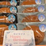 Yoko Hikasa Instagram - 🐶 1/11はライラプスの誕生日！ ワンワンワンの日だそうです笑 ライラプスのお誕生日や 林檎や梨等の好物の設定もしてもらって... さらに松月さんからその好物のりんごの どら焼きを頂いちゃいました❤️ ヨハネどらとセット❤️ めっちゃ嬉しい〜☺️有難うございます！ よかったね、ライラプス✨ ライブの時のお写真も その後載せられてなかったので掲載っ ヨハネ愛香の衣装の形と対にになってたり、 色とか尻尾のピンクの部分を表現してくれたり 衣装さんの愛とこだわりも本当に嬉しかった。 愛香の衣装もday3だけ違うのは さすがに私も気づかなかった！ ヨハネという作品ならではの 映像と共に描く歌と世界観、 私が出てくる時の演出など、 本当にファンの皆さんが どうしたら喜んでくれるかを ギリギリまで真剣に考えてくれる ライブスタッフチーム。 愛に溢れたプロフェッショナルであり、 本当に素敵な方々に囲まれて ヨハネと皆と歌うことができて 私は幸せでした。 ライラプスを含む10人の楽曲、 BLOOM OF COLORSは DVD Blu-ray7巻に収録されます。 心の音の物語、是非見て、聴いて下さい。 #ラブライブ #幻日のヨハネ #ヨハネ #ライラプス 武蔵の森総合スポーツプラザ