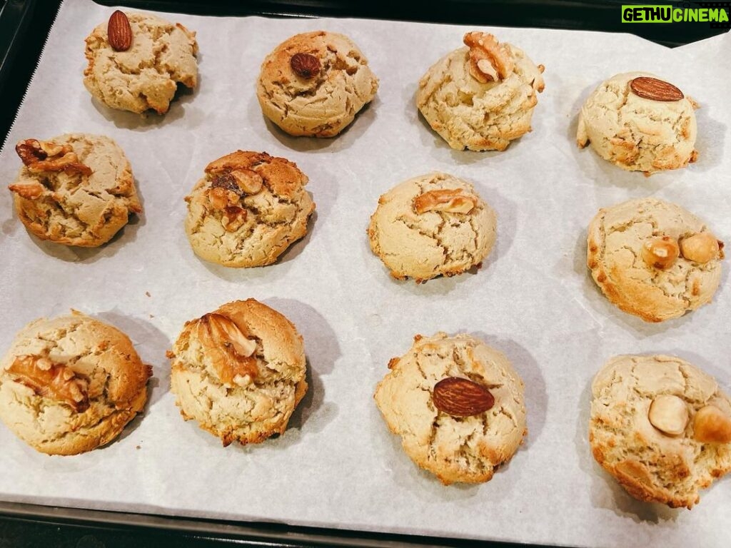 Yoko Hikasa Instagram - 🎍 明けましておめでとうございます。 まだまだ拙い私ですが、 今年も宜しくお願い致します！ 年末は行ってみたかった パン屋さんに行ったり。 年始は発酵あんことお餅を手作りして おしるこにしたり、 玄米粉豆腐パンと玄米粉豆腐スコーンを 錬成したり。※材料同じ！ 今年も自分らしく楽しく明るく お仕事頑張りたいと思います。 色々な事や人や物を想いながら 今自分にできる事を。 年末にも書いたけど、 自分を大切にして、そして誰かを大切にする。 誰かを傷つけたり 考え方を否定するのではなくて。 ただただみんなが其々 幸せでいられるよう祈っています。 #2024年 #ことしもよろしくお願いします #日笠陽子
