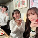 Yoko Hikasa Instagram - 🍶 1/28はかやのみ忘年会生配信に サプライズゲストで出演させてもらいました！ 中々プライベートでご飯に行けず、 この日なら〜⇨かやのみ生配信だ💦 ⇨残念😢⇨出る？⇨出る！！！ の流れで、仕事にして合法で会う戦法😘 かやのみ本当にありがとう〜🫶 私も最近ご飯や飲みに行けなかったので かやのみの優しさと久々のお酒🍶と かやのみ配信のまったりさで、 もう写真後ろにいくにつれ 顔がゆるゆるとろりんちょ笑 気を許してるからこそ出ちゃう顔だね〜 写真見て自分で笑っちゃったよ。 いやー時間泥棒だったな。 ほんとに楽しかった！！ ありがとーかやのみ！ 来年もジョルと三色団子でたくさん 美味しいご飯食べて美味しいお酒飲もうね！ お皿もめちゃ可愛いので皆さん是非〜 #かやのみ #茅野愛衣 @kayanoai_0913 #南條愛乃 @nanjolno #日笠陽子 #三色団子 #さけのみ