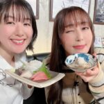 Yoko Hikasa Instagram - 🍶 1/28はかやのみ忘年会生配信に サプライズゲストで出演させてもらいました！ 中々プライベートでご飯に行けず、 この日なら〜⇨かやのみ生配信だ💦 ⇨残念😢⇨出る？⇨出る！！！ の流れで、仕事にして合法で会う戦法😘 かやのみ本当にありがとう〜🫶 私も最近ご飯や飲みに行けなかったので かやのみの優しさと久々のお酒🍶と かやのみ配信のまったりさで、 もう写真後ろにいくにつれ 顔がゆるゆるとろりんちょ笑 気を許してるからこそ出ちゃう顔だね〜 写真見て自分で笑っちゃったよ。 いやー時間泥棒だったな。 ほんとに楽しかった！！ ありがとーかやのみ！ 来年もジョルと三色団子でたくさん 美味しいご飯食べて美味しいお酒飲もうね！ お皿もめちゃ可愛いので皆さん是非〜 #かやのみ #茅野愛衣 @kayanoai_0913 #南條愛乃 @nanjolno #日笠陽子 #三色団子 #さけのみ