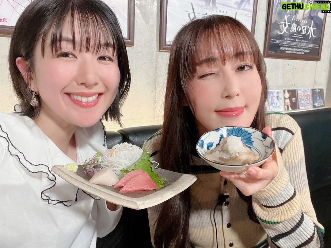 Yoko Hikasa Instagram - 🍶 1/28はかやのみ忘年会生配信に サプライズゲストで出演させてもらいました! 中々プライベートでご飯に行けず、 この日なら〜⇨かやのみ生配信だ💦 ⇨残念😢⇨出る?⇨出る!!! の流れで、仕事にして合法で会う戦法😘 かやのみ本当にありがとう〜🫶 私も最近ご飯や飲みに行けなかったので かやのみの優しさと久々のお酒🍶と かやのみ配信のまったりさで、 もう写真後ろにいくにつれ 顔がゆるゆるとろりんちょ笑 気を許してるからこそ出ちゃう顔だね〜 写真見て自分で笑っちゃったよ。 いやー時間泥棒だったな。 ほんとに楽しかった!! ありがとーかやのみ! 来年もジョルと三色団子でたくさん 美味しいご飯食べて美味しいお酒飲もうね! お皿もめちゃ可愛いので皆さん是非〜 #かやのみ #茅野愛衣 @kayanoai_0913 #南條愛乃 @nanjolno #日笠陽子 #三色団子 #さけのみ