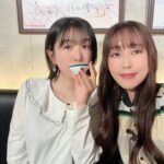 Yoko Hikasa Instagram - 🍶 1/28はかやのみ忘年会生配信に サプライズゲストで出演させてもらいました！ 中々プライベートでご飯に行けず、 この日なら〜⇨かやのみ生配信だ💦 ⇨残念😢⇨出る？⇨出る！！！ の流れで、仕事にして合法で会う戦法😘 かやのみ本当にありがとう〜🫶 私も最近ご飯や飲みに行けなかったので かやのみの優しさと久々のお酒🍶と かやのみ配信のまったりさで、 もう写真後ろにいくにつれ 顔がゆるゆるとろりんちょ笑 気を許してるからこそ出ちゃう顔だね〜 写真見て自分で笑っちゃったよ。 いやー時間泥棒だったな。 ほんとに楽しかった！！ ありがとーかやのみ！ 来年もジョルと三色団子でたくさん 美味しいご飯食べて美味しいお酒飲もうね！ お皿もめちゃ可愛いので皆さん是非〜 #かやのみ #茅野愛衣 @kayanoai_0913 #南條愛乃 @nanjolno #日笠陽子 #三色団子 #さけのみ