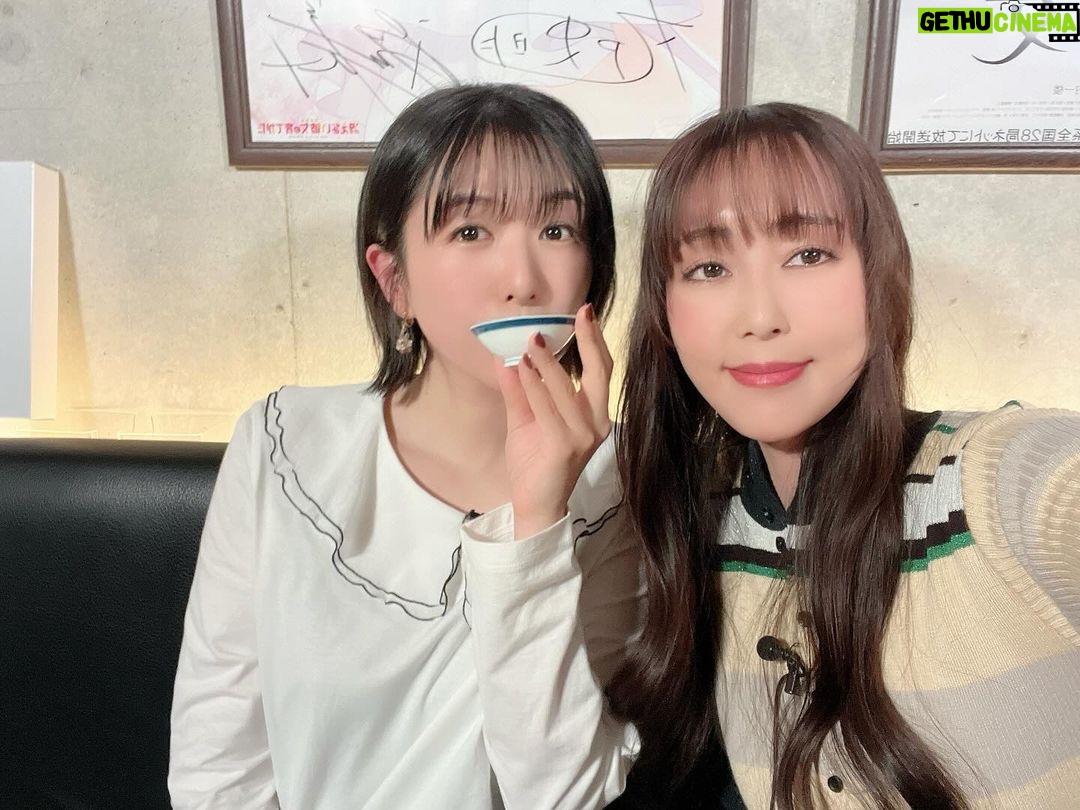 Yoko Hikasa Instagram - 🍶 1/28はかやのみ忘年会生配信に サプライズゲストで出演させてもらいました! 中々プライベートでご飯に行けず、 この日なら〜⇨かやのみ生配信だ💦 ⇨残念😢⇨出る?⇨出る!!! の流れで、仕事にして合法で会う戦法😘 かやのみ本当にありがとう〜🫶 私も最近ご飯や飲みに行けなかったので かやのみの優しさと久々のお酒🍶と かやのみ配信のまったりさで、 もう写真後ろにいくにつれ 顔がゆるゆるとろりんちょ笑 気を許してるからこそ出ちゃう顔だね〜 写真見て自分で笑っちゃったよ。 いやー時間泥棒だったな。 ほんとに楽しかった!! ありがとーかやのみ! 来年もジョルと三色団子でたくさん 美味しいご飯食べて美味しいお酒飲もうね! お皿もめちゃ可愛いので皆さん是非〜 #かやのみ #茅野愛衣 @kayanoai_0913 #南條愛乃 @nanjolno #日笠陽子 #三色団子 #さけのみ