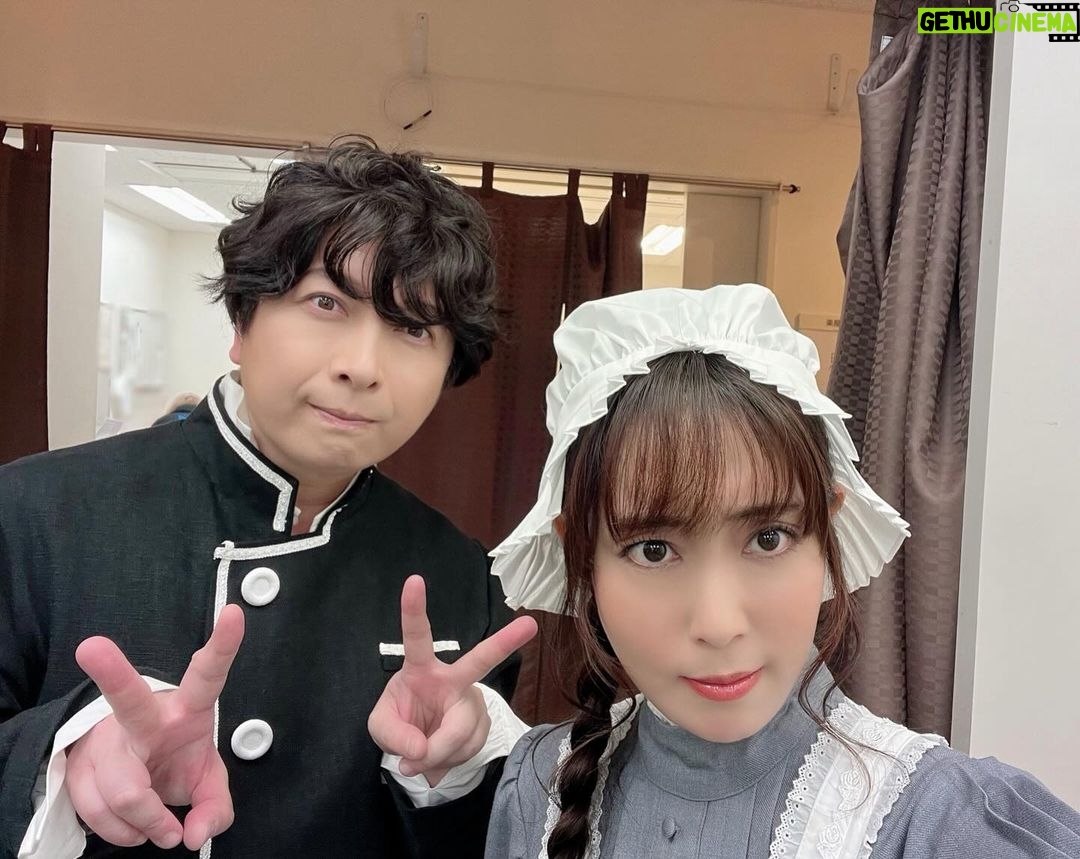 Yoko Hikasa Instagram - 🥄 スプーンの盾 私は千穐楽を迎えました! お越しくださった皆さん ありがとうございました! 満員御礼でした〜 12/29の公演では カレーム:小野Dお兄ちゃん ナポレオン:高木渉さん/山口勝平さん タレーラン:関俊彦さん でした! 朝小屋入りして、 昼の回のリハをしていた時、 渉さんの自由を楽しむ気持ちと 小野Dお兄ちゃんの優しさと 関さんのどっしり感を感じて、 あ、なんかぐずもず考えてたけど 今と、お芝居と、お遊びすらも まるごと純粋に楽しんだら良いんだって 瞬間的に思ったのをきっかけに 急に新しいマリーが生まれてしまいました。。 カレーム小野Dお兄ちゃんは 全身で全部受け取めてくれました。 夜公演の前では、 いいから好きにやれ〜 全部受けるから!!!って 言ってくれてたんだよ🫶 妹想いだろ? 本来は稽古やリハを積んでいくのが 舞台のセオリーだと思うのですが 私、声優だしな!!!!!! 「それも正解!」にしてくれたのは 一座の皆さんの包容力のおかげです! 私的には解釈の10日、 トライの29日、でした。 一期一会!!! 本当に勉強になったし 良い経験になったし、 音楽メンバーと、 そしてスタッフの皆さん (コック帽かぶってて皆可愛かった🧑🍳) キャストの皆さん、 そして藤沢文翁さん! 1人でも欠けたら完成しなかった コース料理だったとおもう。 美味しかったね、 楽しかったね〜🥰 こういうのがあるから やめられないぜ!ってなるのよ! 本日は東京公演の楽日でもあったのでね。 皆お疲れ様でした!!!! またどこかで!!!!! #ボイサリオン #スプーンの盾 #小野大輔 さん #高木渉 さん #山口勝平 さん #関俊彦 さん #藤沢文翁 さん #日笠陽子 #ランチ #ディナー #コース料理 #フルコース #ごちそうさまでした 日比谷シアタークリエ