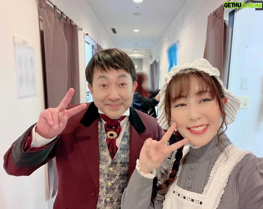 Yoko Hikasa Instagram - 🥄 スプーンの盾 私は千穐楽を迎えました! お越しくださった皆さん ありがとうございました! 満員御礼でした〜 12/29の公演では カレーム:小野Dお兄ちゃん ナポレオン:高木渉さん/山口勝平さん タレーラン:関俊彦さん でした! 朝小屋入りして、 昼の回のリハをしていた時、 渉さんの自由を楽しむ気持ちと 小野Dお兄ちゃんの優しさと 関さんのどっしり感を感じて、 あ、なんかぐずもず考えてたけど 今と、お芝居と、お遊びすらも まるごと純粋に楽しんだら良いんだって 瞬間的に思ったのをきっかけに 急に新しいマリーが生まれてしまいました。。 カレーム小野Dお兄ちゃんは 全身で全部受け取めてくれました。 夜公演の前では、 いいから好きにやれ〜 全部受けるから!!!って 言ってくれてたんだよ🫶 妹想いだろ? 本来は稽古やリハを積んでいくのが 舞台のセオリーだと思うのですが 私、声優だしな!!!!!! 「それも正解!」にしてくれたのは 一座の皆さんの包容力のおかげです! 私的には解釈の10日、 トライの29日、でした。 一期一会!!! 本当に勉強になったし 良い経験になったし、 音楽メンバーと、 そしてスタッフの皆さん (コック帽かぶってて皆可愛かった🧑🍳) キャストの皆さん、 そして藤沢文翁さん! 1人でも欠けたら完成しなかった コース料理だったとおもう。 美味しかったね、 楽しかったね〜🥰 こういうのがあるから やめられないぜ!ってなるのよ! 本日は東京公演の楽日でもあったのでね。 皆お疲れ様でした!!!! またどこかで!!!!! #ボイサリオン #スプーンの盾 #小野大輔 さん #高木渉 さん #山口勝平 さん #関俊彦 さん #藤沢文翁 さん #日笠陽子 #ランチ #ディナー #コース料理 #フルコース #ごちそうさまでした 日比谷シアタークリエ
