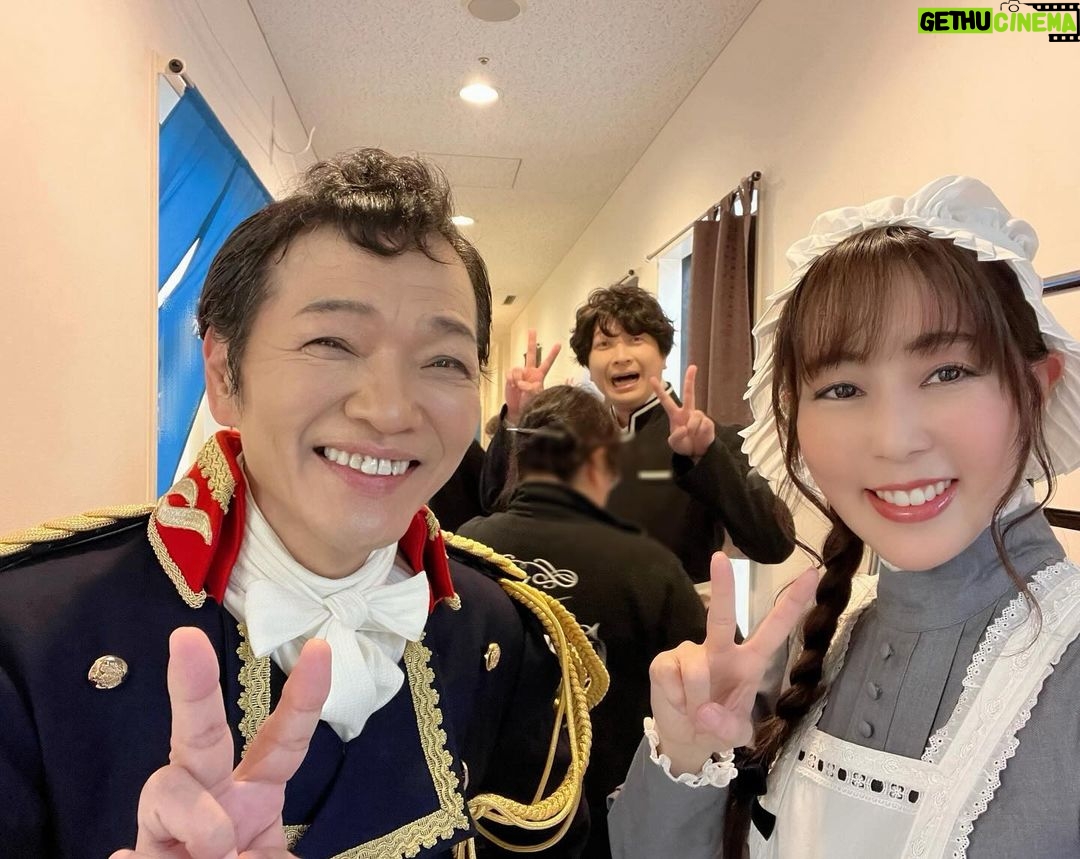 Yoko Hikasa Instagram - 🥄 スプーンの盾 私は千穐楽を迎えました! お越しくださった皆さん ありがとうございました! 満員御礼でした〜 12/29の公演では カレーム:小野Dお兄ちゃん ナポレオン:高木渉さん/山口勝平さん タレーラン:関俊彦さん でした! 朝小屋入りして、 昼の回のリハをしていた時、 渉さんの自由を楽しむ気持ちと 小野Dお兄ちゃんの優しさと 関さんのどっしり感を感じて、 あ、なんかぐずもず考えてたけど 今と、お芝居と、お遊びすらも まるごと純粋に楽しんだら良いんだって 瞬間的に思ったのをきっかけに 急に新しいマリーが生まれてしまいました。。 カレーム小野Dお兄ちゃんは 全身で全部受け取めてくれました。 夜公演の前では、 いいから好きにやれ〜 全部受けるから!!!って 言ってくれてたんだよ🫶 妹想いだろ? 本来は稽古やリハを積んでいくのが 舞台のセオリーだと思うのですが 私、声優だしな!!!!!! 「それも正解!」にしてくれたのは 一座の皆さんの包容力のおかげです! 私的には解釈の10日、 トライの29日、でした。 一期一会!!! 本当に勉強になったし 良い経験になったし、 音楽メンバーと、 そしてスタッフの皆さん (コック帽かぶってて皆可愛かった🧑🍳) キャストの皆さん、 そして藤沢文翁さん! 1人でも欠けたら完成しなかった コース料理だったとおもう。 美味しかったね、 楽しかったね〜🥰 こういうのがあるから やめられないぜ!ってなるのよ! 本日は東京公演の楽日でもあったのでね。 皆お疲れ様でした!!!! またどこかで!!!!! #ボイサリオン #スプーンの盾 #小野大輔 さん #高木渉 さん #山口勝平 さん #関俊彦 さん #藤沢文翁 さん #日笠陽子 #ランチ #ディナー #コース料理 #フルコース #ごちそうさまでした 日比谷シアタークリエ